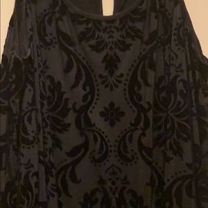 Peekaboo shoulder 3/4 sleeve flowey top